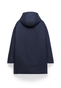 Navy blue, luźny płaszcz z kapturem o gładkiej fakturze i długich rękawach. Posiada wysoki kołnierz i sięga poniżej bioder.