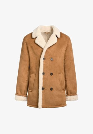 Brązowy płaszcz w stylu shearling z kremowym kołnierzem z sztucznego futra, podwójnymi guzikami i bocznymi kieszeniami. Miękka tekstura i luźny krój.