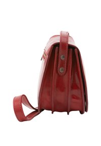 Borsa a mano in pelle rossa con una forma strutturata, che mostra una vista laterale con cuciture, due tasche laterali e una tracolla con dettaglio a bottone.