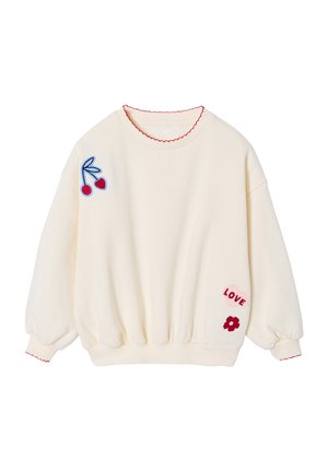 Cremefarbenes Sweatshirt mit rotem gewellten Besatz, Kirsch-Patch auf der linken Schulter und "LOVE" Herz- sowie rotem Blumen-Patch auf der unteren rechten Vorderseite.