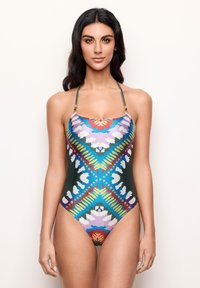 Eén-delig zwemoutfit met een kleurrijk patroonontwerp in groen, blauw, roze en gele accenten, verstelbare banden en een geribbelde textuur.