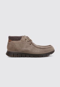 Botas de tobillo de ante marrón con un cuello de tejido texturizado, diseño con cordones y suela de goma flexible con ranuras horizontales.