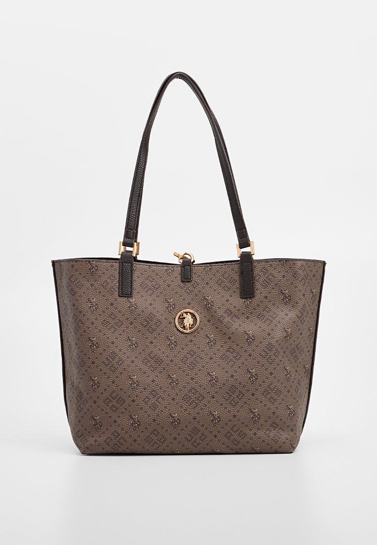 Braune Handtasche mit Muster und strukturiertem Oberflächenmaterial, dualen schwarzen Griffen und einem goldenen Logo-Akzent in der Mitte. Mit einem Reißverschluss oben.