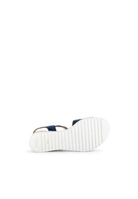 Marineblauwe sandaal met een open ontwerp, met een textuur bovenkant en een witte ribbelzool. Achterband met een metallic accent.