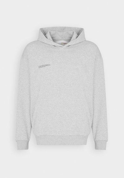 Hallide hall koos pehme kangaga. Omab känguru taskut, soonikkoesid ja väikest tekstidetaili ees.