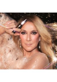 Makeupprodukt in einem metallischen zylindrischen Behälter. Figur trägt ein glitzerndes, transparentes Oberteil mit Federakzenten und hält das Produkt in der Nähe ihres Gesichts.