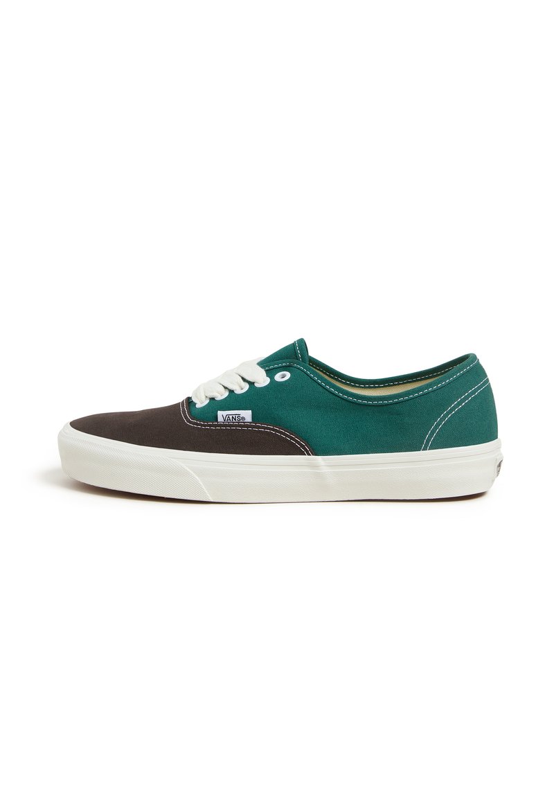Low-Top-Sneaker mit einem braun und tealfarbenen Farbblockdesign, Obermaterial aus Stoff, weißen Schnürsenkeln und Gummisohle. Logo-Tag an der Seite.