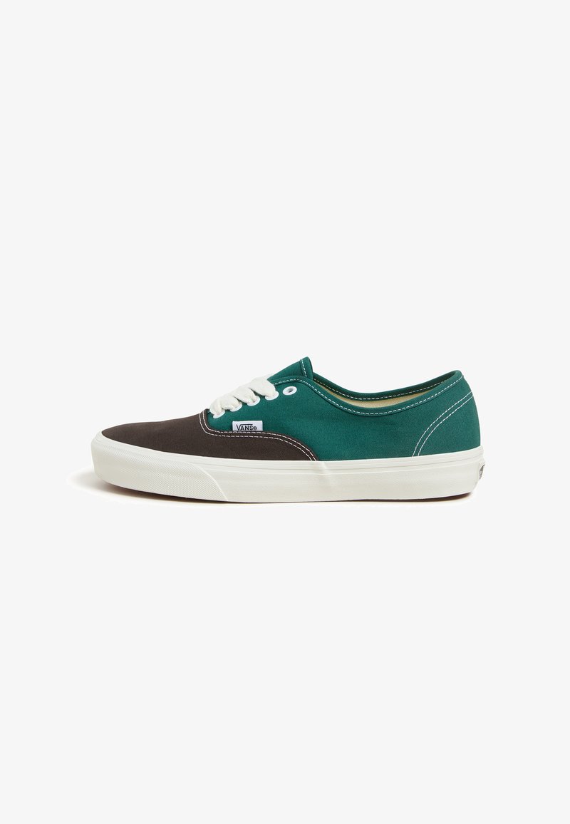 Low-Top-Sneaker mit einem braun und tealfarbenen Farbblockdesign, Obermaterial aus Stoff, weißen Schnürsenkeln und Gummisohle. Logo-Tag an der Seite.