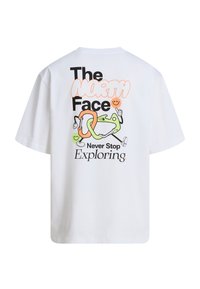 Biała koszulka z kolorowym napisem "The North Face", kreskówkowymi karabinkami z ramionami i nogami, uśmiechniętymi ikonami słońca oraz hasłem "Nigdy nie przestawaj odkrywać".