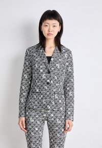 Grau gemusterter Blazer mit hexagonalem und floralem Druck, ausgestattet mit einem Reverskragen, zwei Knöpfen und passenden, taillierten Hosen. Strukturierter Stoff.