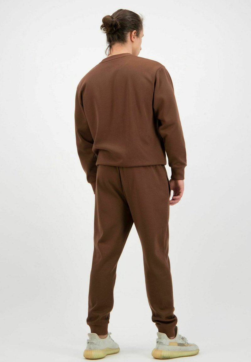 Herren Trainingsanzüge | EOSELIO Jogginghose chocolate brown/braun - WA97464 Herren Trainingsanzüge | EOSELIO Jogginghose chocolate brown/braun - WA97464