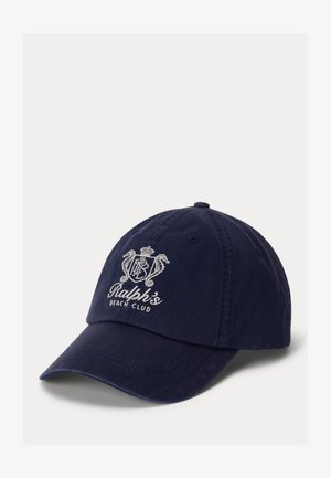 Cappellino da baseball blu navy con logo e stemma ricamati bianchi di Ralph's Beach Club frontali, raffiguranti due cavallucci marini e una corona.