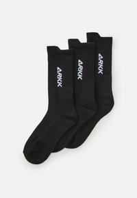 Juodos komandos kojinės trijose pakuotėse, su brūkšniuotu tekstūru ir baltu "ARKK" logotipu šone. Pagamintos iš minkštos, tamprios medžiagos.