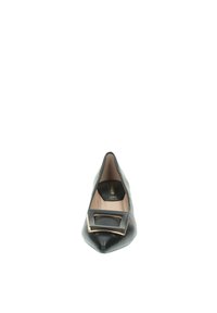 Scarpa nera in pelle con punta appuntita, dotata di una fibbia con dettagli dorati nella parte anteriore, presenta una superficie liscia e una soletta beige.