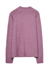 Lila gestrickter Pullover mit geripptem Rundhalsausschnitt und Bündchen, der einen leicht übergroßen Schnitt und eine strukturierte Oberfläche aufweist.