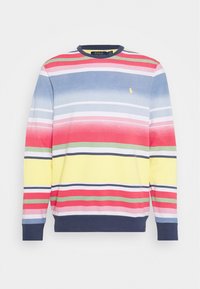 Kolorowy sweter z paskami w odcieniach czerwieni, niebieskiego, żółtego i zielonego. Wykonany z miękkiego materiału, z prążkowanym granatowym kołnierzykiem i mankietami.
