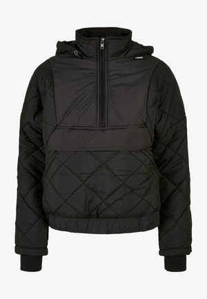 Čierna prešívaná pulóverová bunda s polovičným zipsom vpredu, kapucňou a rebrovanými manžetami. Obsahuje kontrastný panel cez hrudník. Mäkká textúra.