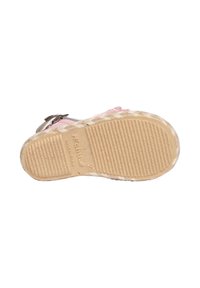 Zapato espadrille de color rosa claro con suela de yute texturizado y goma, con bordes en forma de ondas y una correa con hebilla plateada.