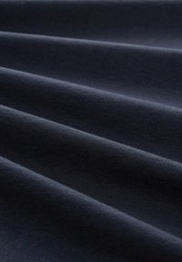 Țesătură de culoare bleumarin, cu o textură netedă, având pliuri orizontale subtile și un model de țesătură uniform pe întreaga suprafață.