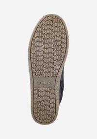 Schuhsohle aus Gummi mit einem strukturierten Griffmuster. Verfügt über ein Logo und eine angegebene Größe. Die Farbe ist hellbraun mit einem beigen Boden.