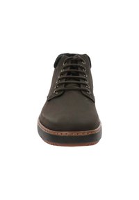 Scarpa in pelle marrone con punta rotonda, design con lacci e superficie testurizzata. Presenta una cucitura contrastante di un marrone chiaro sulla suola.
