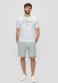 s.Oliver MIT GROSSEM LABEL - T-shirt print - weiß