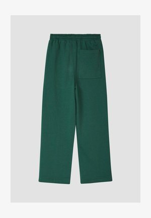 Donkergroene broek met elastische taille, wijde pijpen en een enkele opgestikte zak aan de achterkant aan de rechterkant.