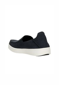 Tmavě modrá semišová obuv na slip-on s bílou gumovou podrážkou, s kulatou špičkou a elastickými bočními akcenty pro snadné nošení.