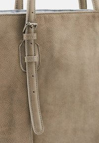 Beige leren tote bag met een textuur oppervlak, voorzien van een afneembare schouderriem en zilveren hardware accenten. Gestikte details langs de randen.