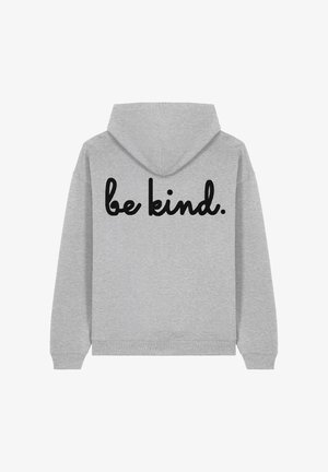 Sudadera con capucha gris hecha de una mezcla de algodón que presenta un texto en cursiva negro en la parte posterior que dice "sé amable". Textura suave, ajuste casual.