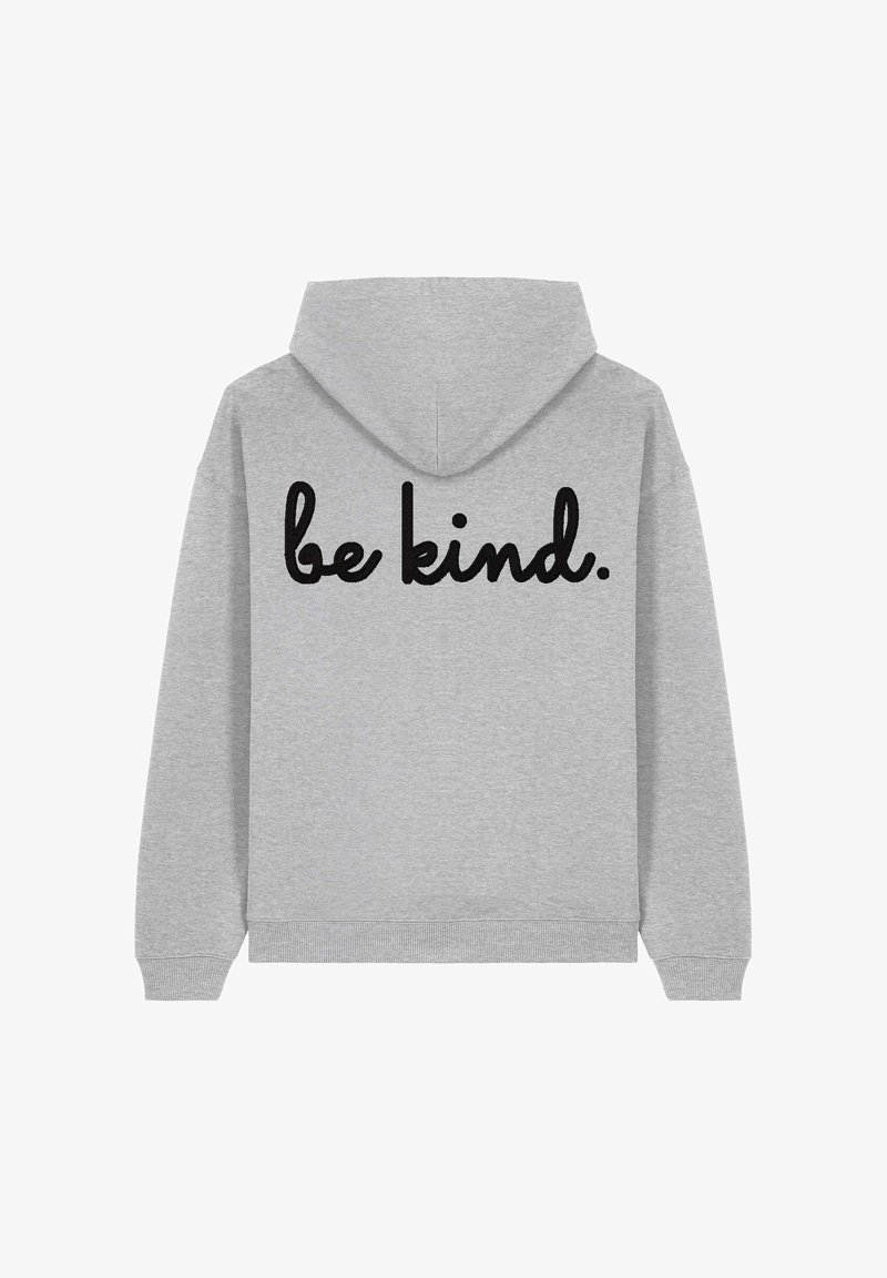 Sivá mikina s kapucňou vyrobená z bavlnenej zmesi, so zlatým písaným textom na chrbte, ktorý znie "buď láskavý". Hladká textura, uvoľnený strih.