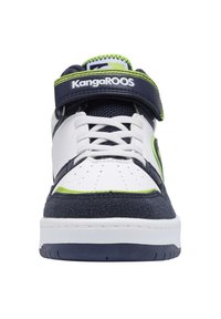Die KangaROOS Sportschuhe haben ein Obermaterial in Marineblau und Weiß mit grünen Akzenten, einen strukturierten Wildlederkragen und einen gepolsterten Klettverschluss.
