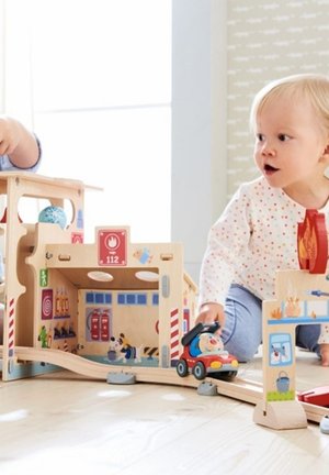 HABA KULLERBÜ SPIELBAHN FEUERWEHRWACHE - Holzspielzeug - multi coloured