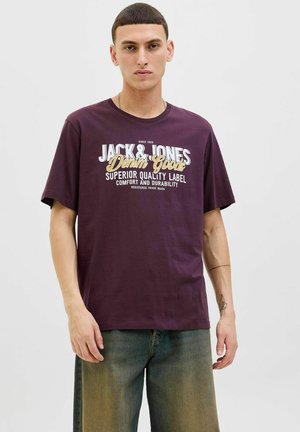 Bordová bavlněná tričko s kulatým výstřihem. Obsahuje bílo-žlutý grafický text "JACK & JONES Denim Goods." Krátké rukávy, volný střih.