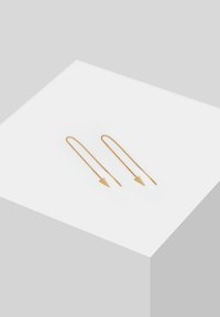 De longues boucles d'oreilles en or au design simple, avec des chaînes et des accents triangulaires. Texture lisse avec une finition polie.