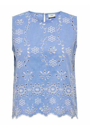 Haut sans manches bleu clair avec broderie florale blanche, ourlet festonné et petite fermeture à bouton à l'arrière sous l'encolure.