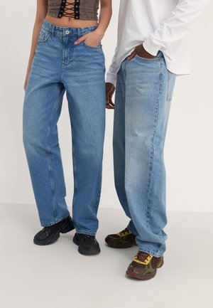 Jeans de mezclilla de color azul claro, de corte holgado y cintura alta, con diseño clásico de cinco bolsillos; textura suave y acabado con un lavado mínimo.