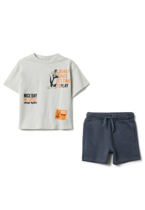 T-shirt blanc à manches courtes avec Sylvester et le texte "Looney Tunes C'est l'heure de jouer", associé à un short à cordon bleu marine.