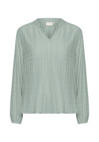 Blusa verde claro con mangas largas, escote en V, textura suave y sutiles rayas verticales. Presenta puños elásticos y un corte holgado.