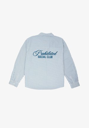Stribet langærmet skjorte i lyseblå og hvid, med broderet tekst "Prohibited SOCIAL CLUB" på ryggen. Knapper ved håndleddene.