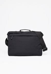 Borsa a tracolla nera realizzata in tessuto testurizzato, con manico superiore, tracolla regolabile e chiusura con zip, caratterizzata da un design rettangolare elegante.