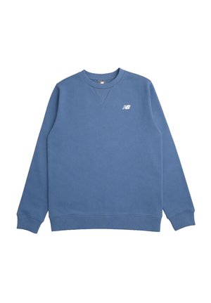 Felpa blu a maniche lunghe con scollo tondo, polsini e orlo a costine, con un piccolo logo New Balance bianco sul petto a sinistra.