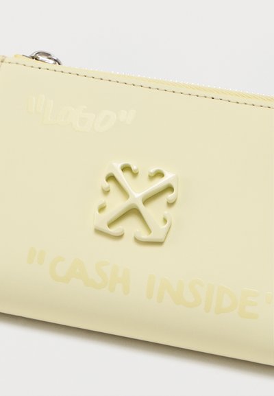 Φακελάκι με φερμουάρ σε κρεμ χρώμα με ανάγλυφο κείμενο "ΛΟΓΟΤΥΠΟ" και "ΜΕΤΡΗΤΑ ΣΤΟ ΕΣΩΤΕΡΙΚΟ" καθώς και ένα ανάγλυφο διακοσμητικό έμβλημα σε σχήμα Χ στο κέντρο.