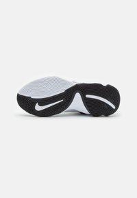 Batų padu, turinčio juodą guminį pagrindą su tekstūruotais sukibimo raštais; baltas padas su išgaubtais akcentais; elegantiškas dizainas su Nike logotipu.