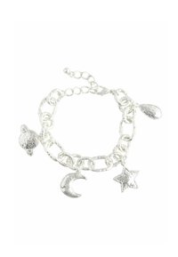 Sølv kædearmbånd med strukturerede led, der har charms i form af en planet, en måne, en stjerne og dråbeformede vedhæng. Justerbar lås med forlængelse.