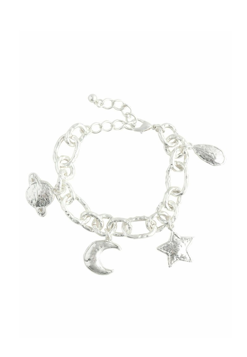 Sølv kædearmbånd med strukturerede led, der har charms i form af en planet, en måne, en stjerne og dråbeformede vedhæng. Justerbar lås med forlængelse.