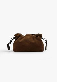 Bolso de ante marrón suave con lazos de cuero ajustables a cada lado, exhibido sobre un fondo blanco liso.