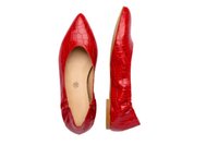 Bailarinas sintéticas rojas con textura de cocodrilo, diseño de punta afilada y suela marrón. El interior cuenta con un forro de color beige claro.