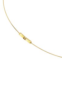 Guldfarvet metalhalskæde med et glat, fleksibelt tråddesign. Har en cylindrisk spænde i midten til sikker lukning.