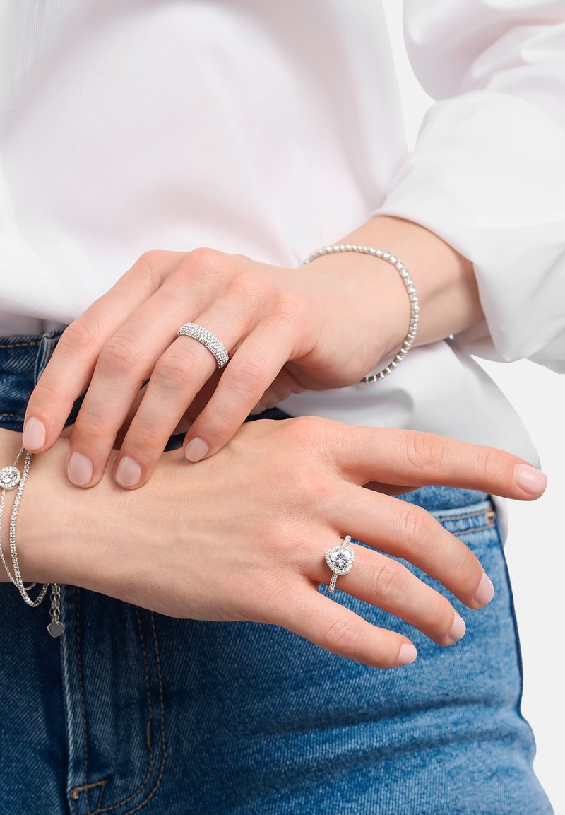 Anello Da Donna A V THOMAS SABO – Argento 925, Design Essenziale E Alla Moda